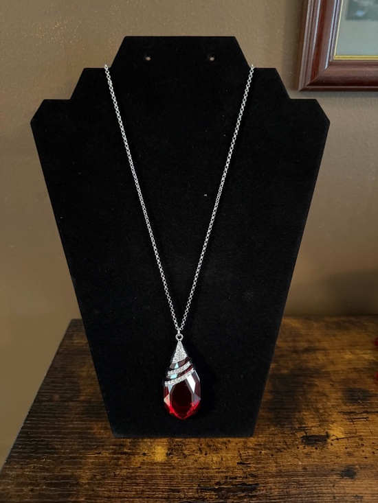 Jewelry - 💰Elegant Silver Necklace with Red Crystal Teardrop Pendant